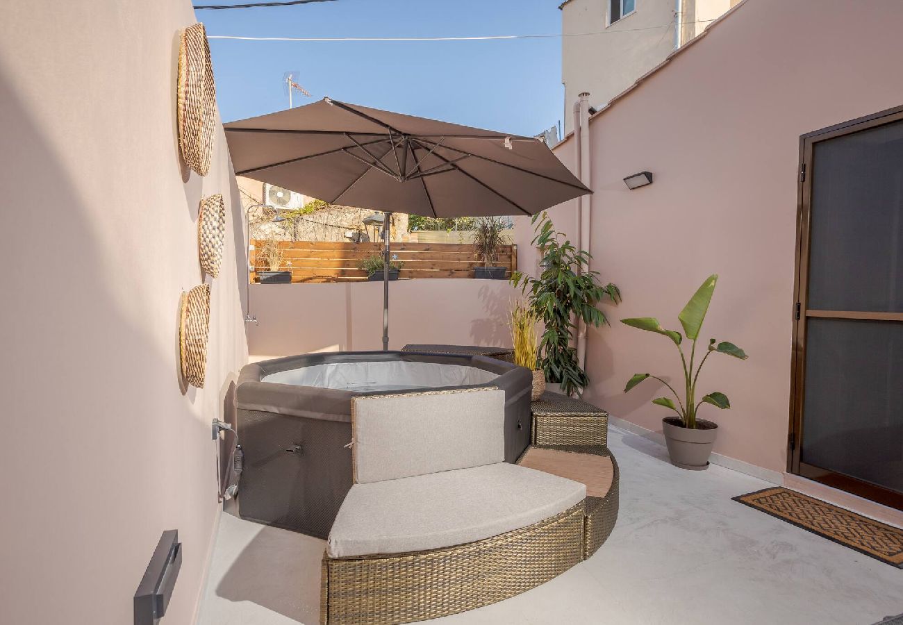House in Chania - Comfinest house with jacuzzi in Chania old harbour 