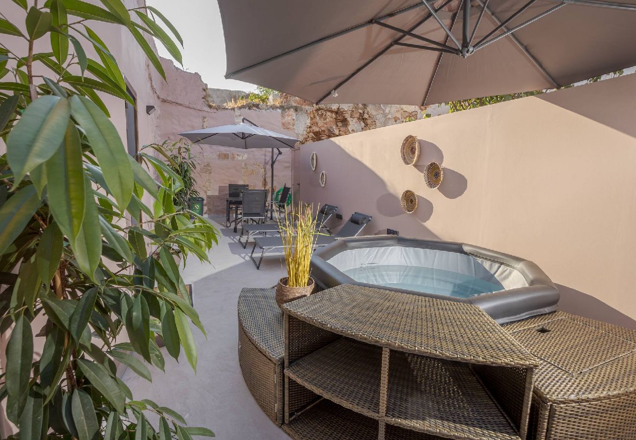 House in Chania - Comfinest house with jacuzzi in Chania old harbour 