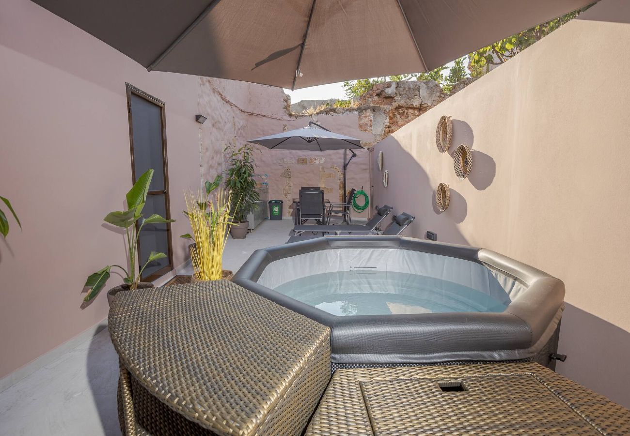 House in Chania - Comfinest house with jacuzzi in Chania old harbour 