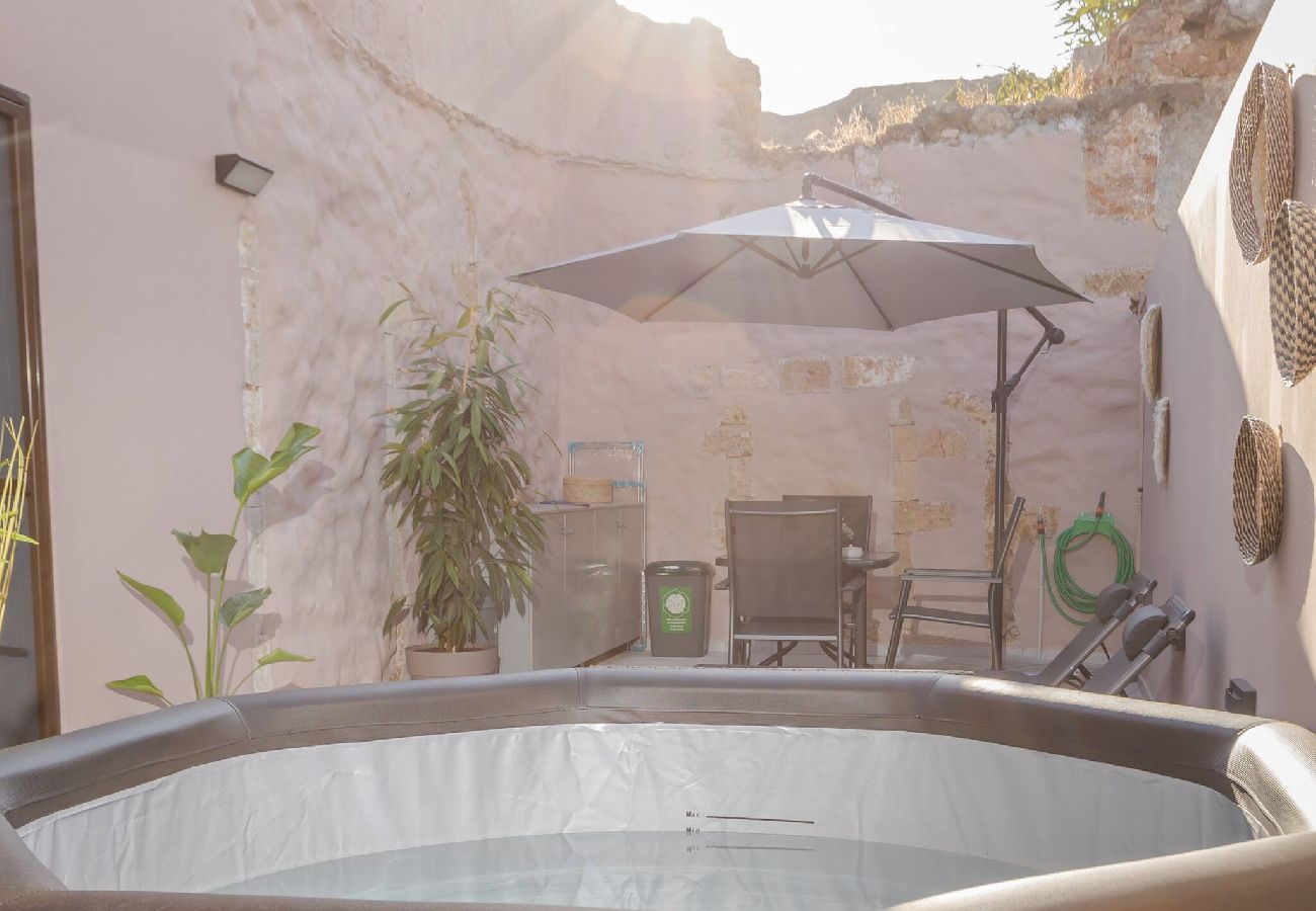 House in Chania - Comfinest house with jacuzzi in Chania old harbour 