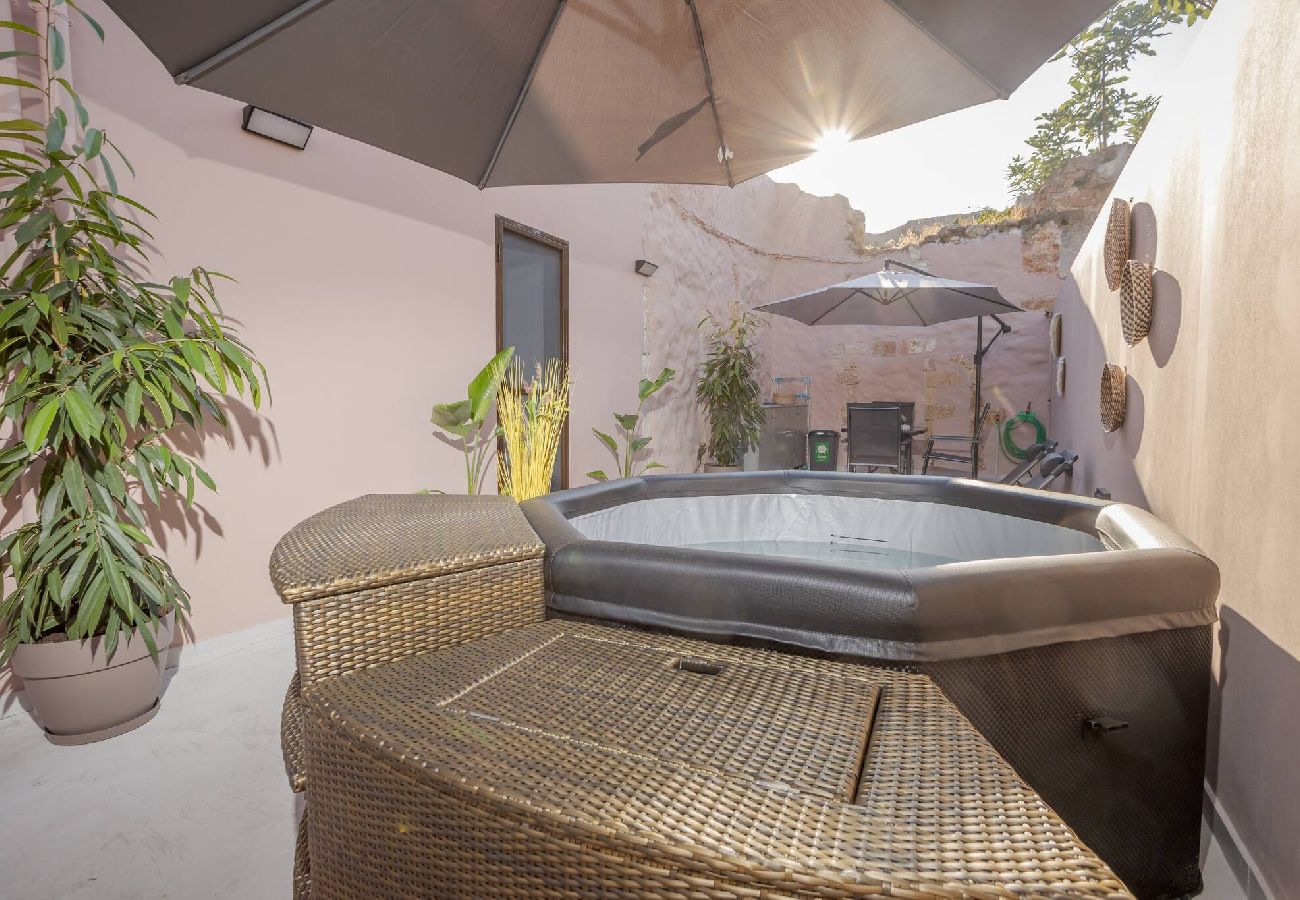 House in Chania - Comfinest house with jacuzzi in Chania old harbour 