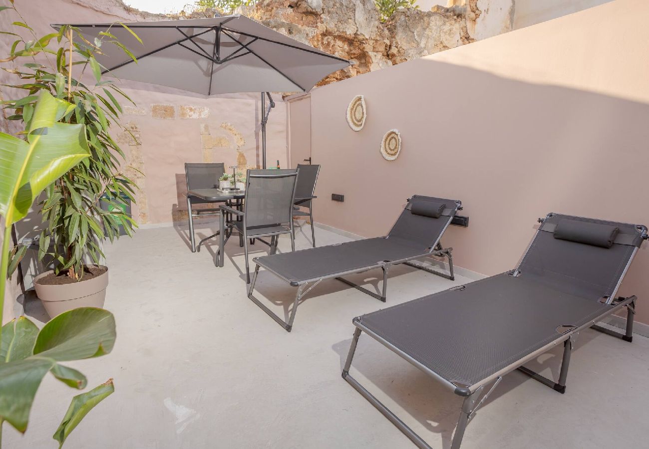 House in Chania - Comfinest house with jacuzzi in Chania old harbour 