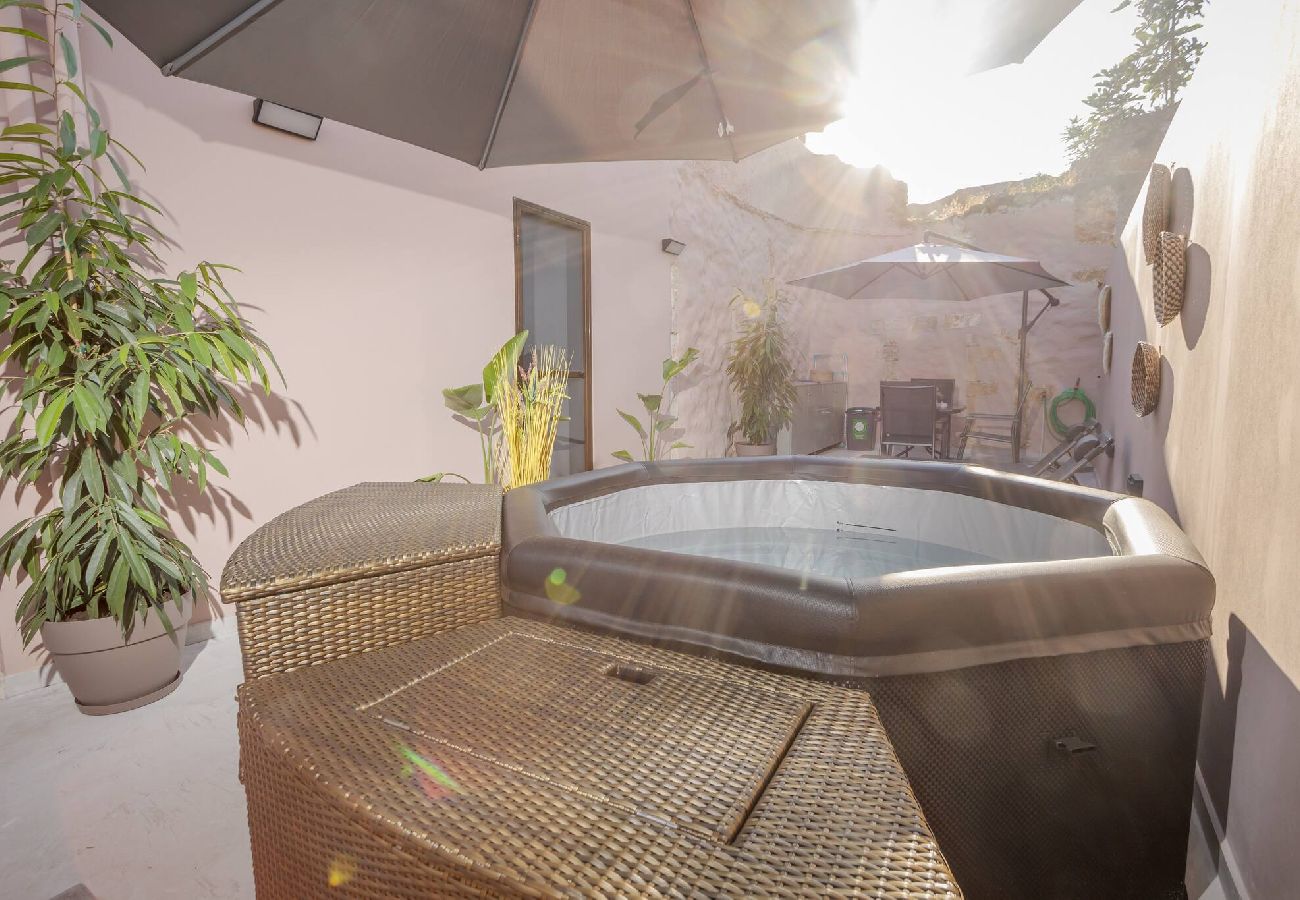 House in Chania - Comfinest house with jacuzzi in Chania old harbour 